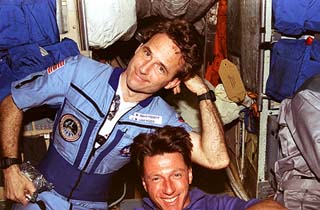 Astronauts Jerry Linenger (left) and Michael Foale (right) during handover operations in Mir's Base Block.